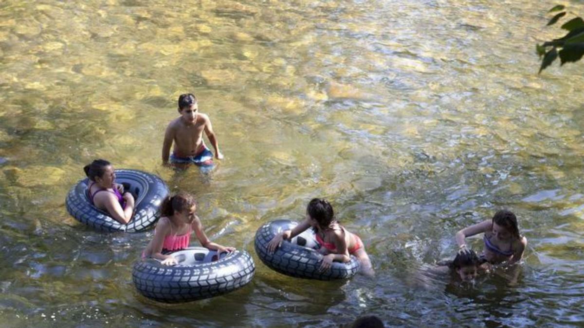 Niños bañándose en el río a la altura de La Chalana en una imagen previa a la pandemia. 