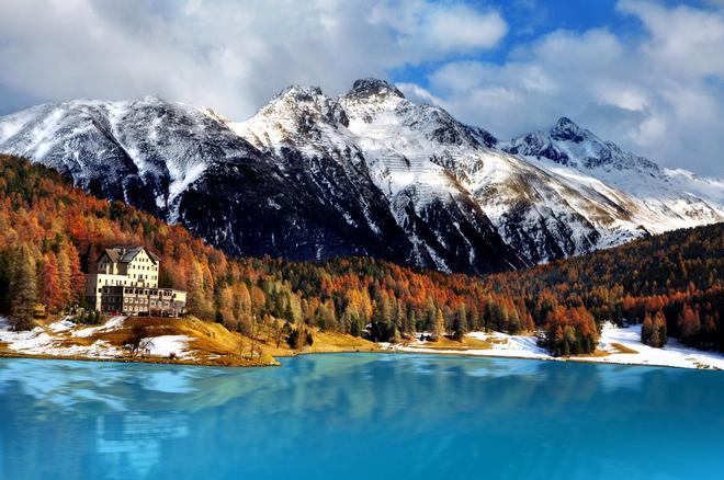 Montañas nevadas y lago cristalino en San Moritz en Suiza