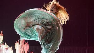 La líder y cantante del grupo británico Florence and the Machine, Florence Welch, durante el concierto que han ofrecido este jueves en la primera jornada del festival BBK Live 2023 que se celebra en Bilbao. EFE/Javier Zorrilla