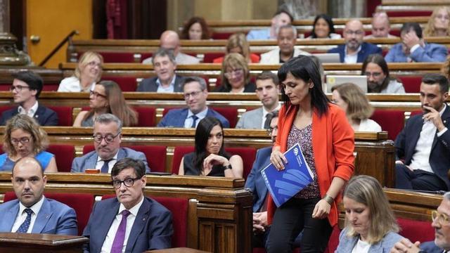 El president del Govern, Salvador Illa, i la diputada d’Aliança Catalana, Silvia Orriols, durant una sessió plenària, al Parlament de Catalunya, a 22 de juliol del 2025, a Barcelona, Catalunya (Espanya). Illa compareix al Parlament, en l’últim període de sessions abans de les vacances, per oferir explicacions sobre el cas Cerdán, i les seves possibles repercussions a Catalunya. 22 JULIOL 2025 David Zorrakino / Europa Press 22/07/2025. David Zorrakino