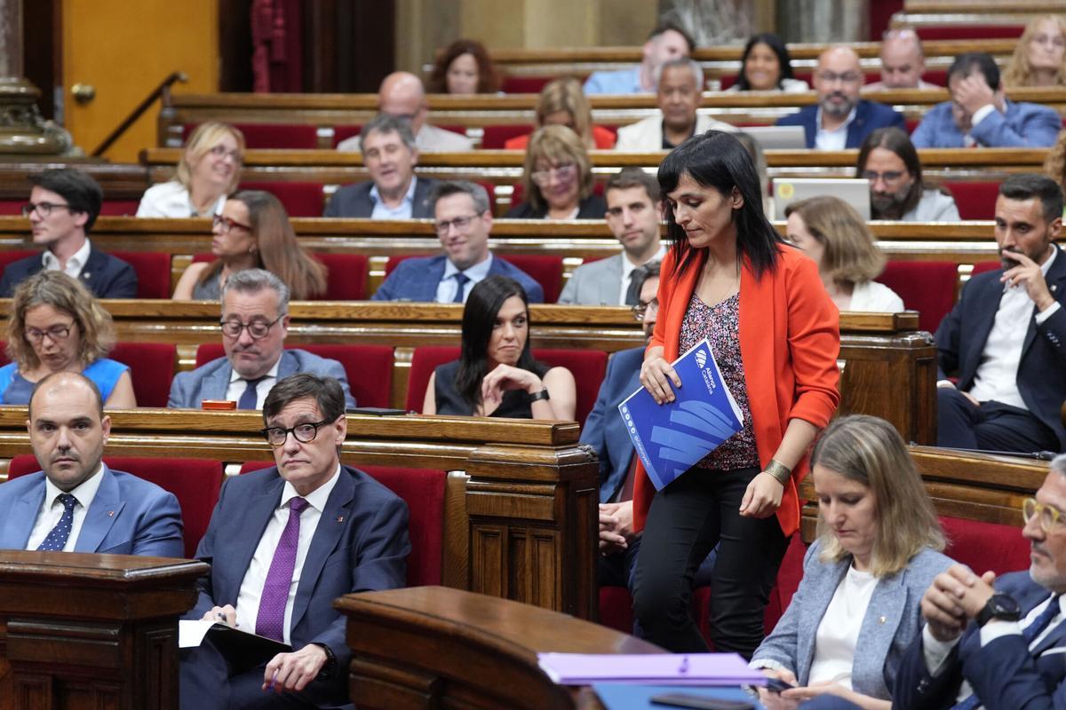 El president del Govern, Salvador Illa, y la diputada de Aliança Catalana, Silvia Orriols, durante una sesión plenaria, en el Parlament de Catalunya, a 22 de julio de 2025, en Barcelona, Catalunya (España). Illa comparece en el Parlament, en el último periodo de sesiones antes de las vacaciones, para ofrecer explicaciones sobre el caso Cerdán, y sus posibles repercusiones en Catalunya. 22 JULIO 2025 David Zorrakino / Europa Press 22/07/2025. David Zorrakino;