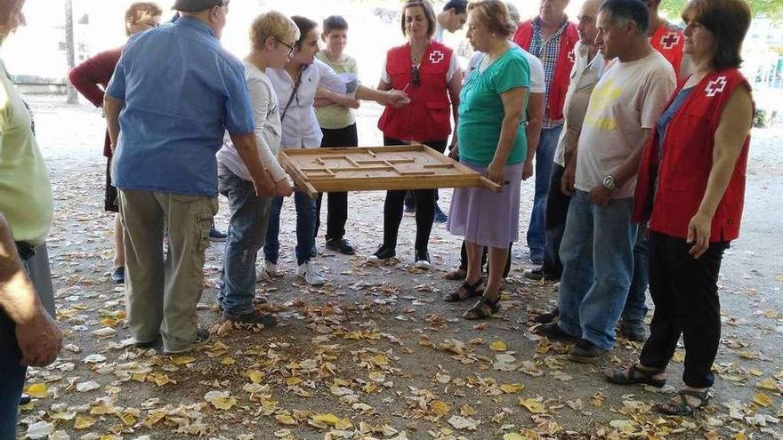 Jóvenes y mayores participan en un juego popular. // FdV