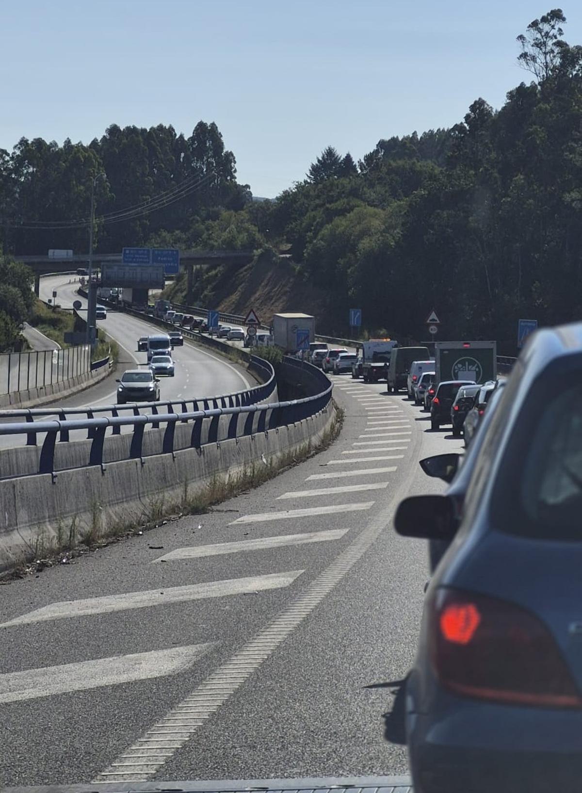 Atasco en la AP-9 a su paso por O Milladoiro