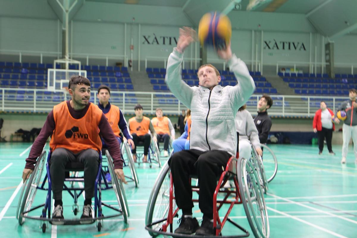 Roman Escrivà lanza a canasta en un partido de balonceso en silla de ruedas en el pabellón de Xàtiva.