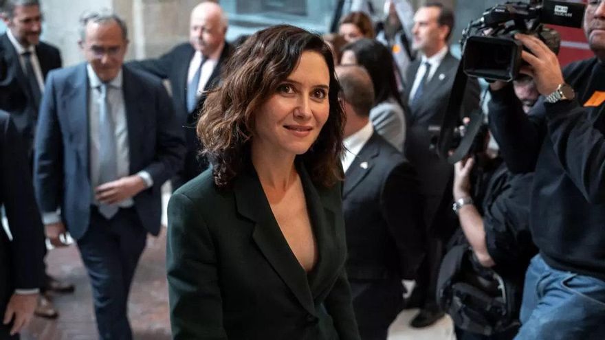 Ayuso afirma que han desaparecido de su móvil las conversaciones que tenía con Sánchez