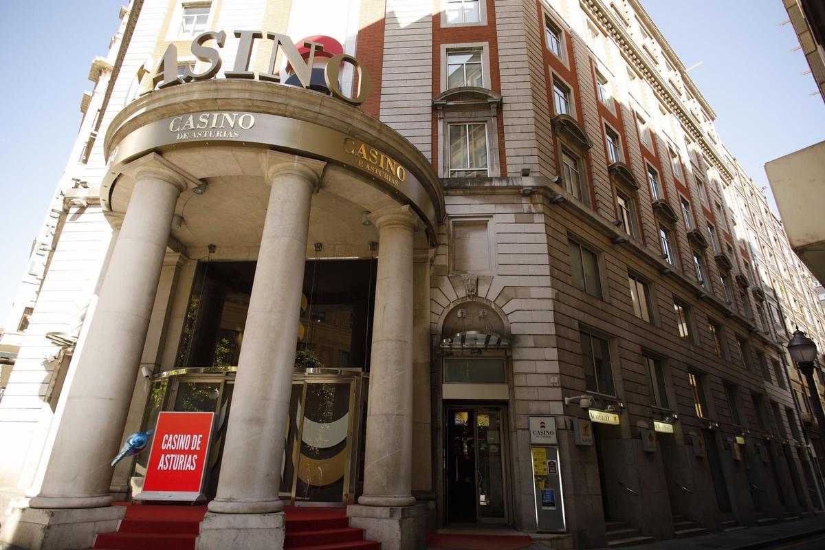 Entrada principal al Casino de Asturias, en Gijón.