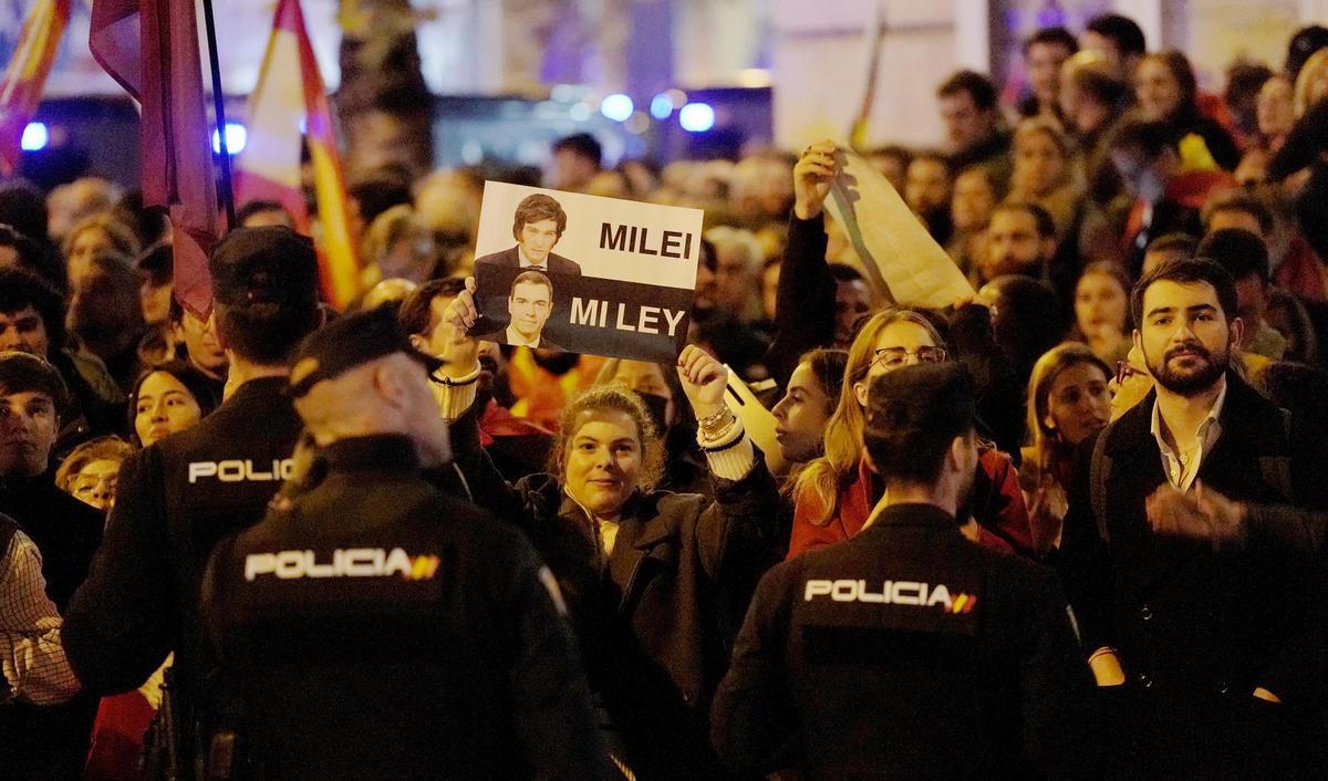 En la concentración contra la amnistía en la calle Ferraz, un cartel en favor del ganador de las elecciones en Argentina , Javier Milei. En la concentración contra la amnistía en la calle Ferraz, un cartel en favor del ganador de las elecciones en Argentina , Javier Milei.
