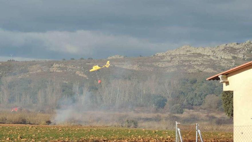 Un helicóptero interviene en el lugar del incendio.