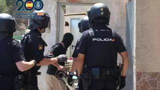 Seis casas de Mar de Cristal, búnkeres de la marihuana: cinco detenidos con una pistola y coca de gran pureza