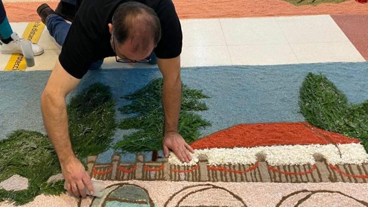 Un miembro de la asociación estradense, trabajando en una alfombra. |