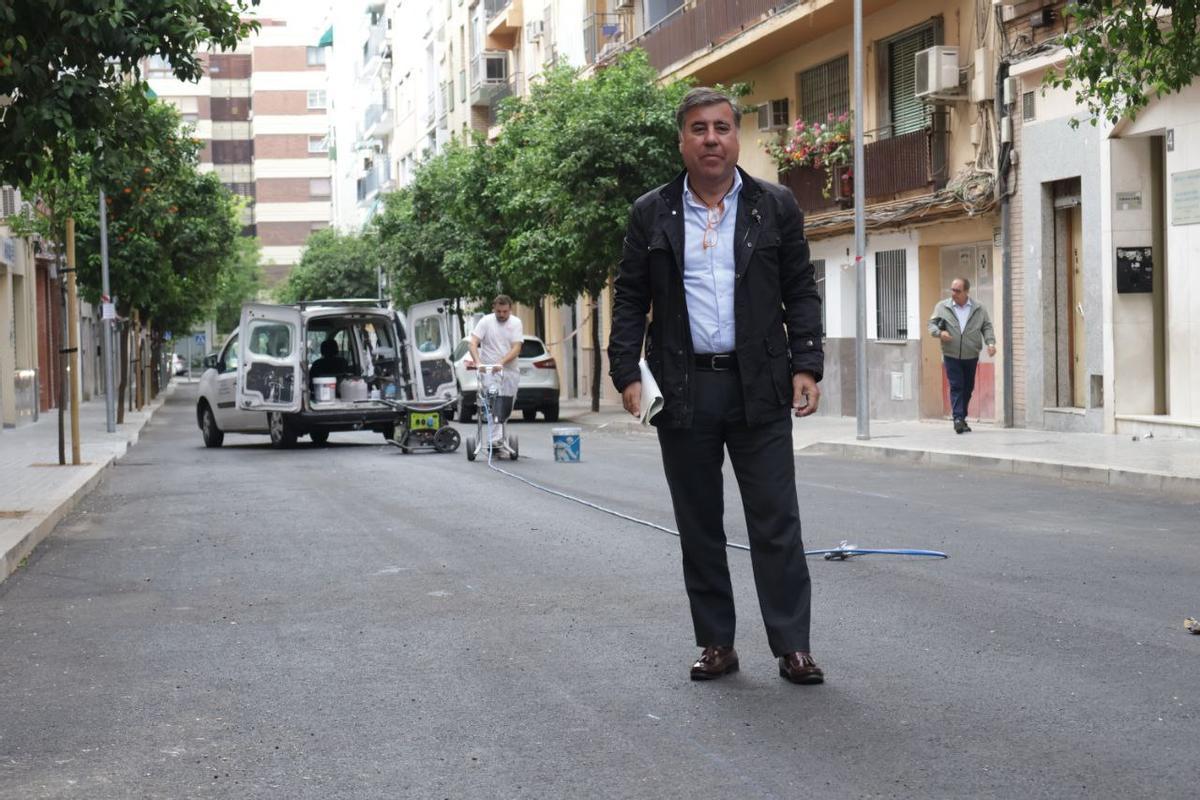 El delegado de Infraestructuras, Miguel Ruiz Madruga, en la calle Alcalde de la Cruz Ceballos.
