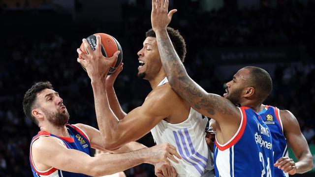 Una imagen del partido entre el Anadolu Efes y el Real Madrid.