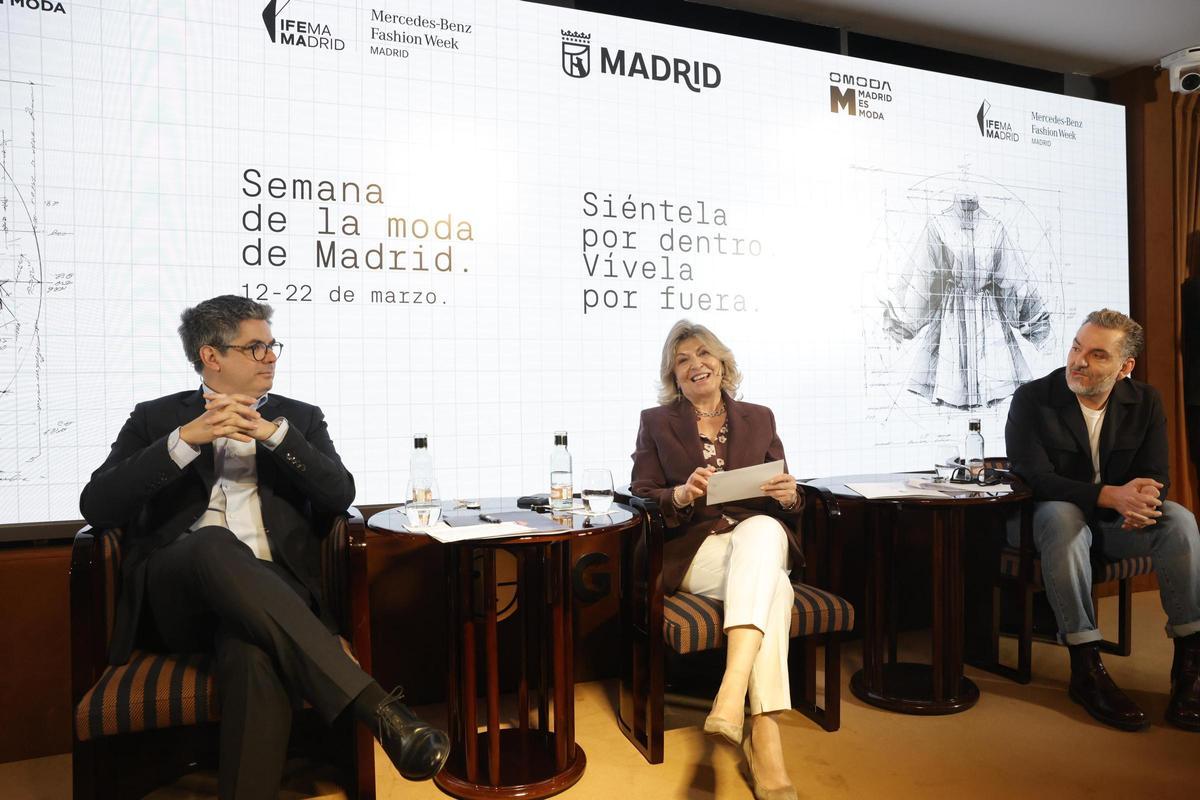 Engracia Hidalgo, Daniel Martínez y Juan Duyos durante la presentación de la Mercedes-Benz Fashion Week Madrid.