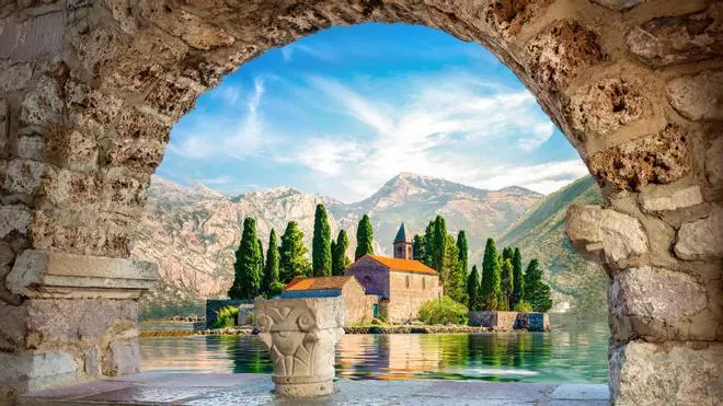 Ni Italia, ni España: la joya mediterránea que deberías conocer este verano tiene un casco antiguo amurallado a la orilla del mar, encanto medieval y calas como las de Menorca