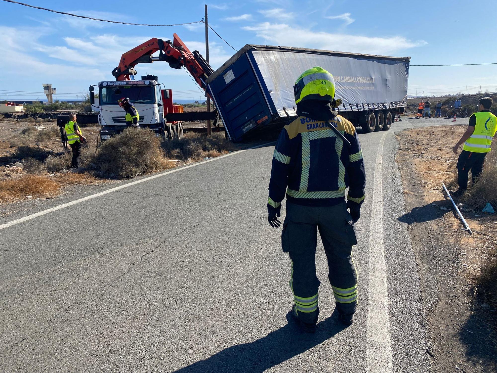 Aparatoso vuelco de un camión plancha en Gran Canaria