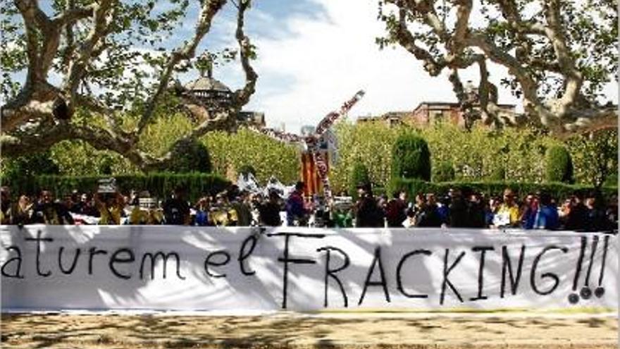 Una de les mobilitzacions contra el «fracking» de les entitats davant el Parlament de Catalunya.