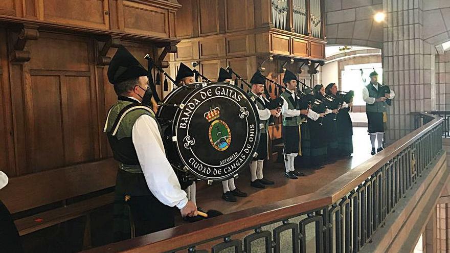 La Banda de Gaitas “Ciudad de Cangas de Onís”, que tocó en el templo.  | M. V.