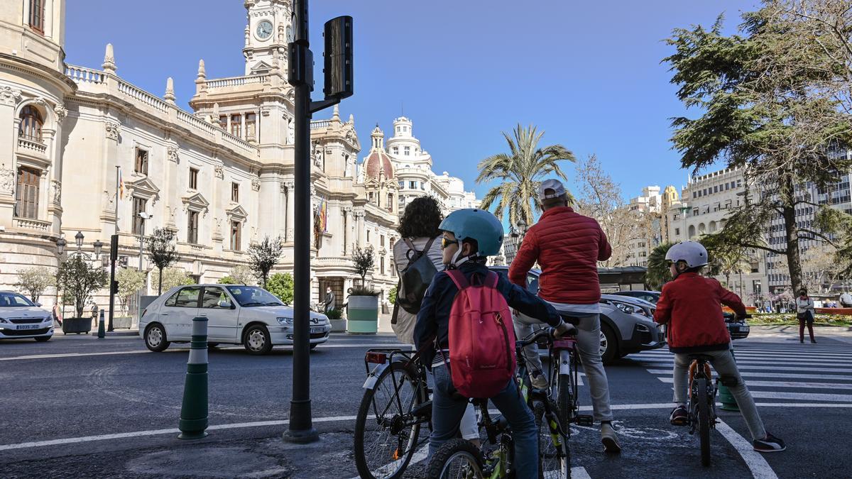 Usuarios del carril bici en València.