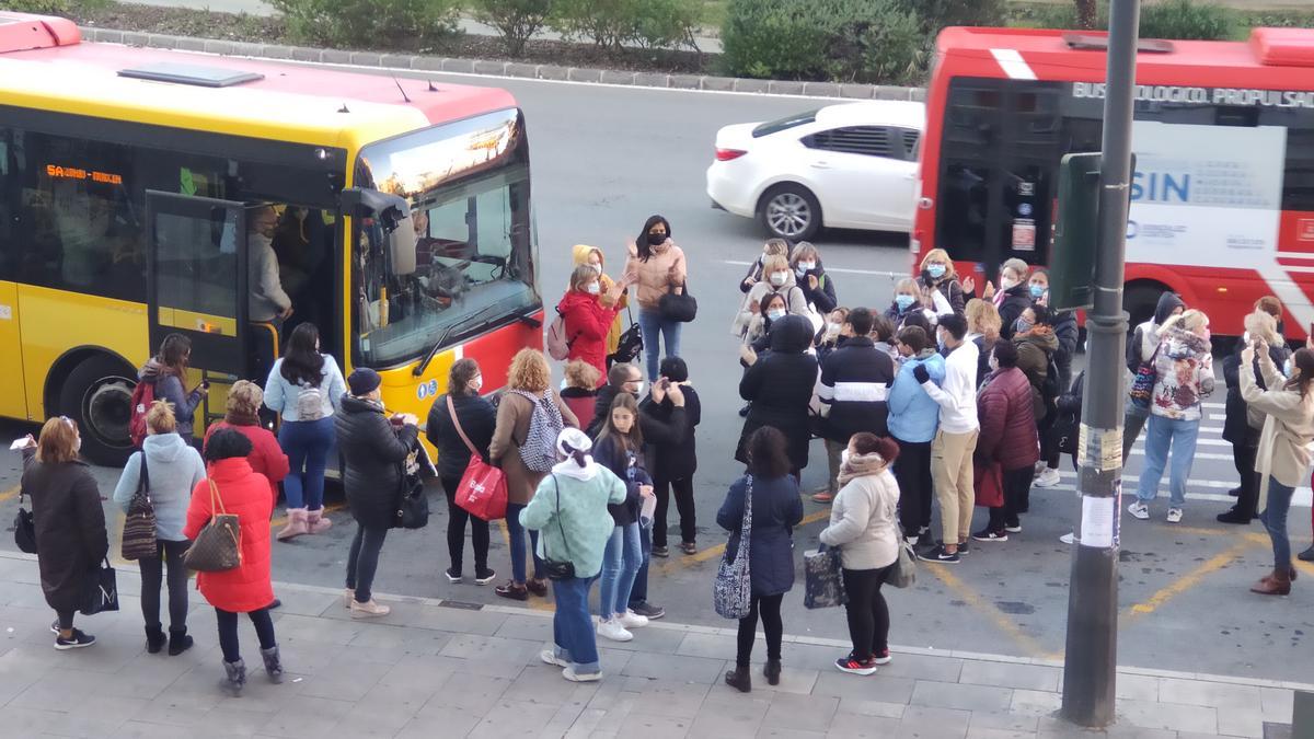 Un grupo de personas para un autobús en la plaza Circular.