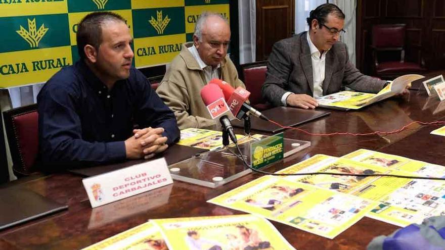 Organizadores y colaboradores, ayer en rueda de prensa en las instalaciones de Caja Rural.