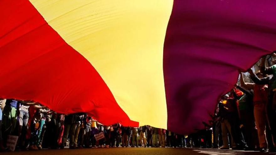 Enseña republicana desplegada en Madrid por los asistentes a la manifestación.