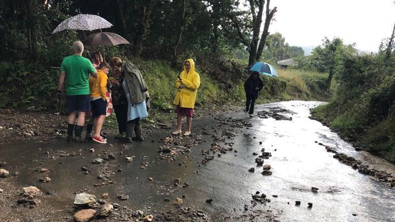 Las lluvias dejaron las vías cubiertas de barro // FdV