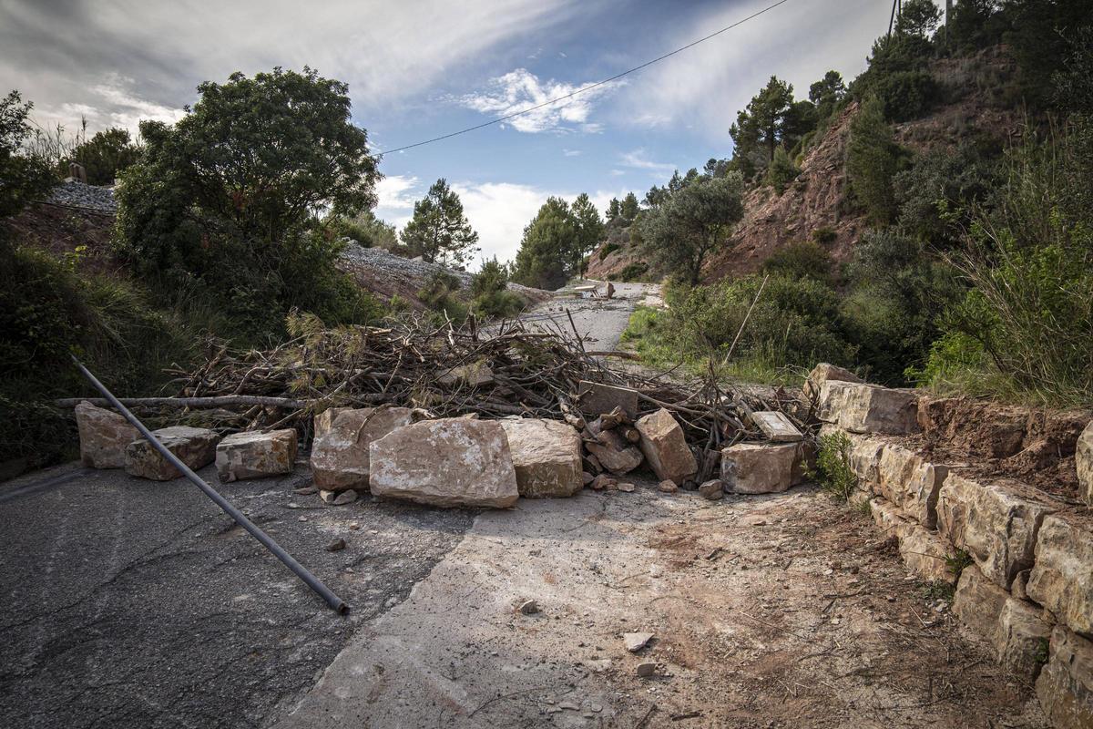 La barricada que tallava l'accés al camí del cementiri de Callús, amb la via destrossada al fons