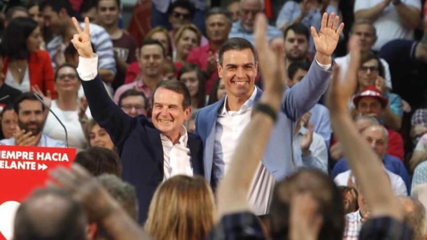 Pedro Sánchez junto a Abel Caballero en Vigo.