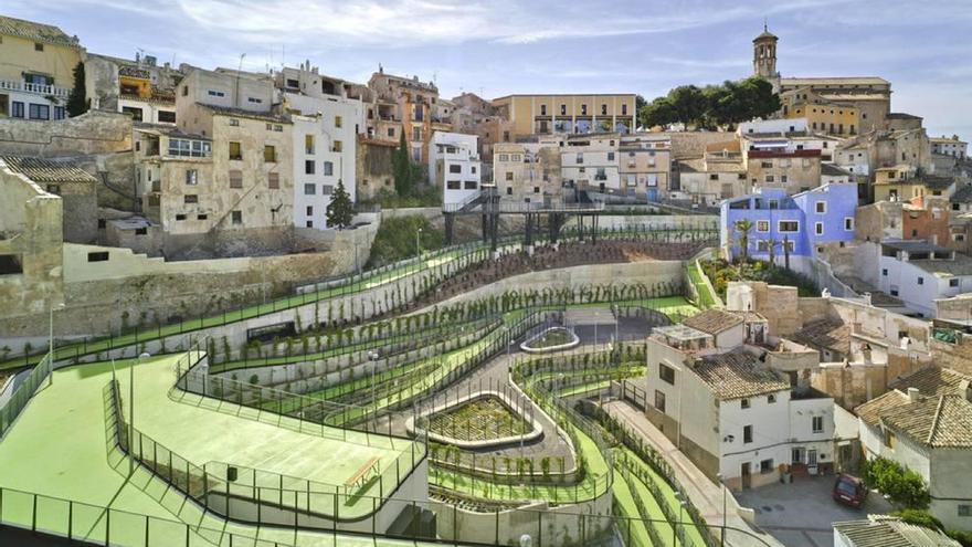 Las obras de el jardín de El Coso de Cehegín enferntaron al Ayuntamiento con la empresa constructora.