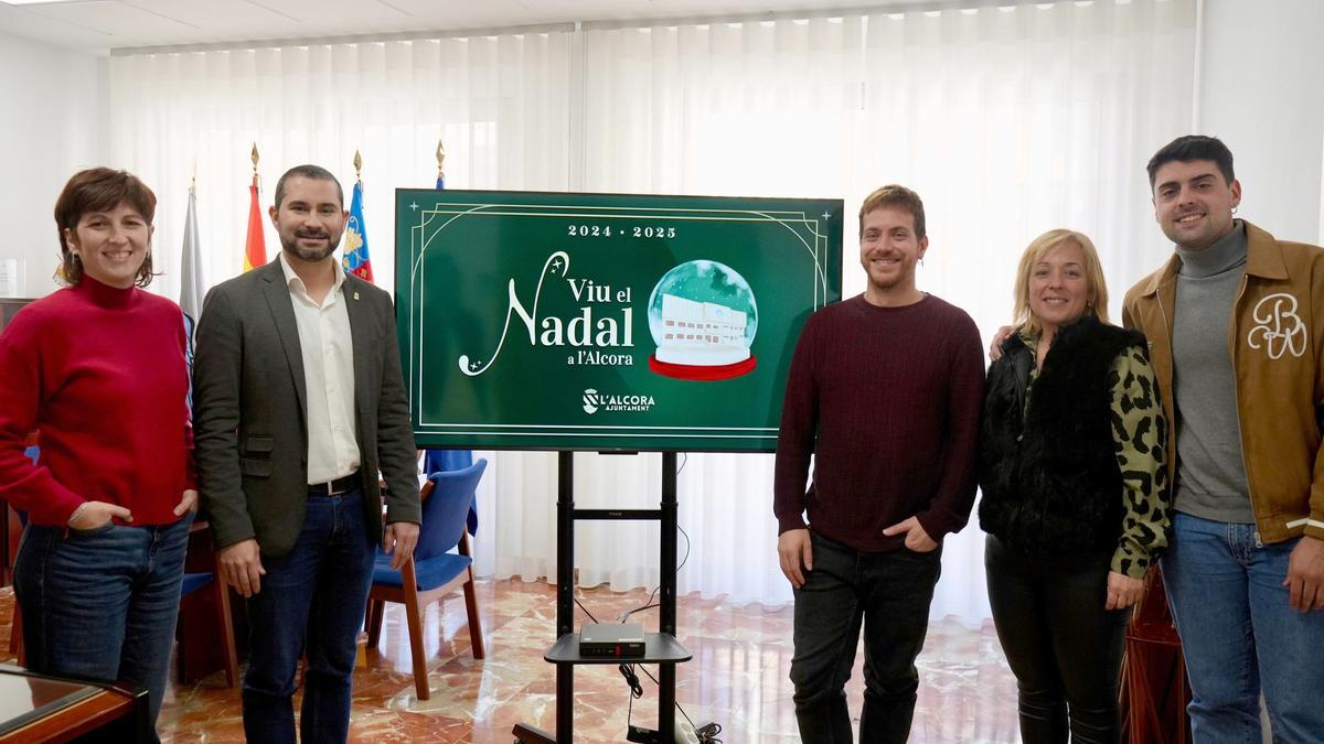 Parte del equipo de gobierno de l'Alcora presenta el cartel de la intensa programación navideña.