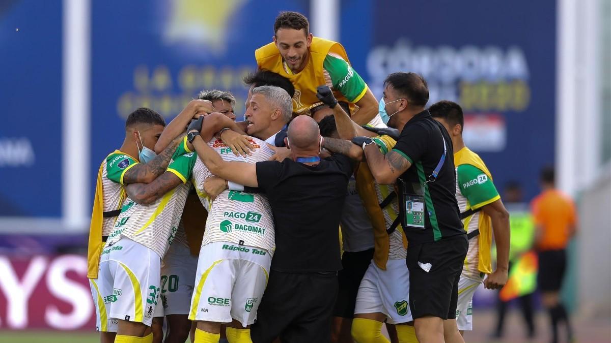 La plantilla de Defensa y Justicia celebra en torno a Hernán Crespo