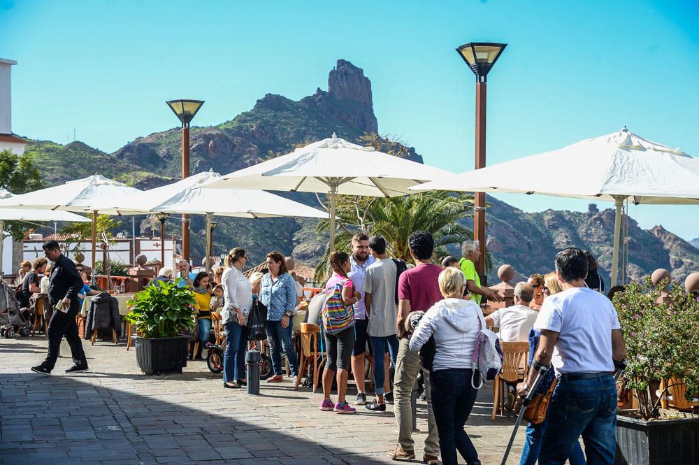 AMBIENTE TURISTAS EN TEJEDA