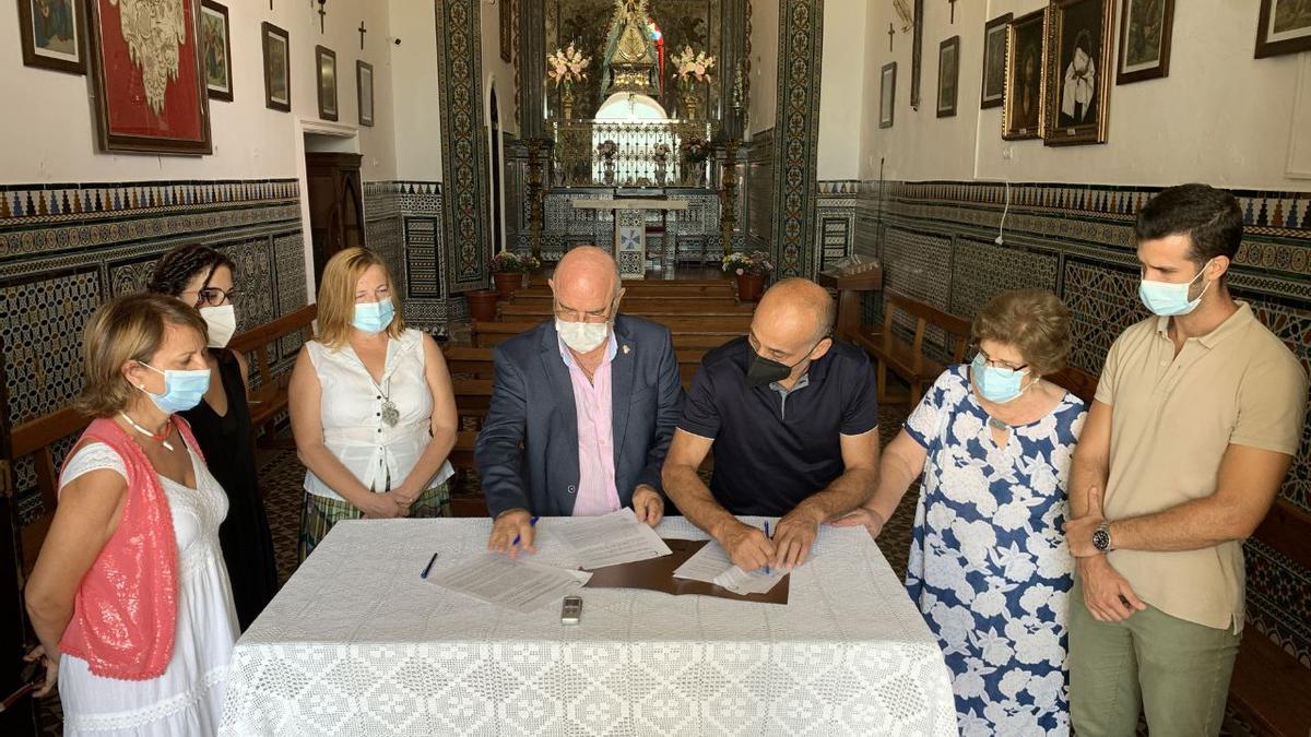 Firma del convenio entre el Ayuntamiento y hermandades.