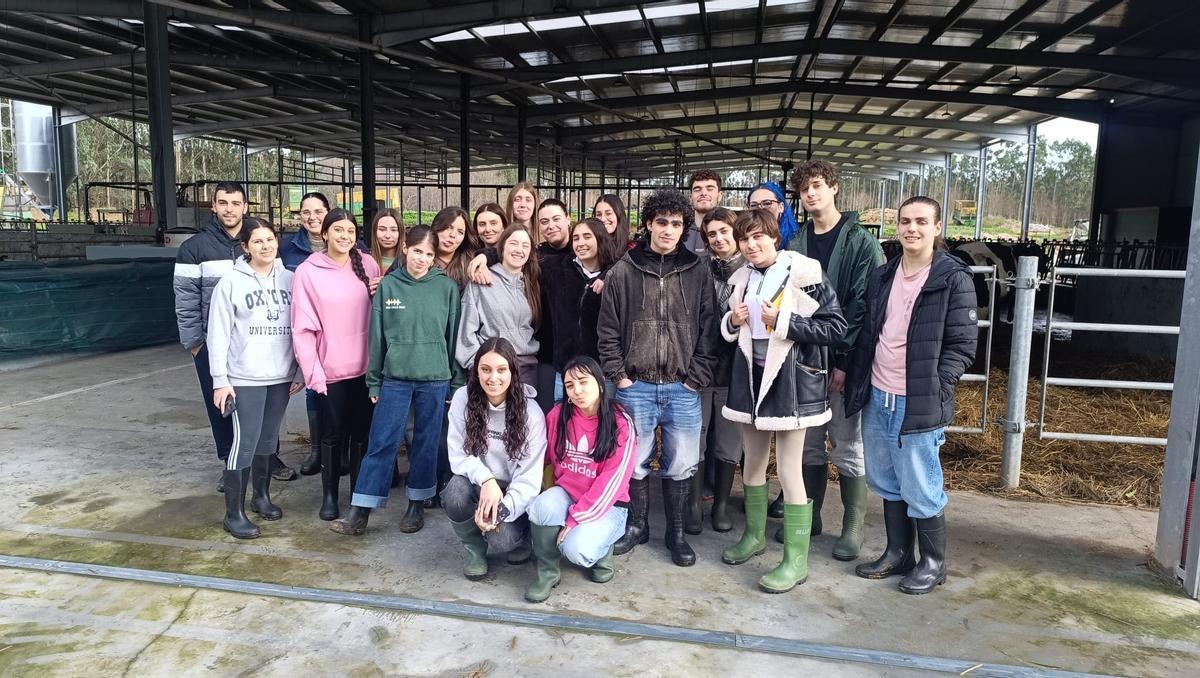Alumnado de 1º de Gandaría en la visita a la explotación Xuliant S.C., con su profesora Estefanía Calderón
