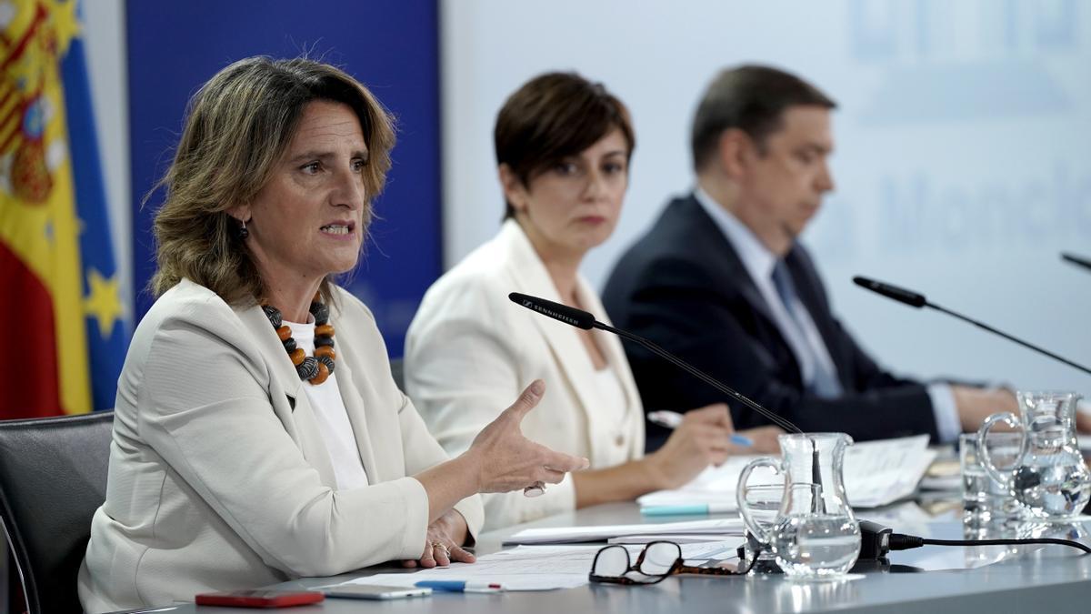 Los ministros Teresa Ribera, Luis Planas e Isabel Rodríguez en rueda de prensa posterior al Consejo de Ministros