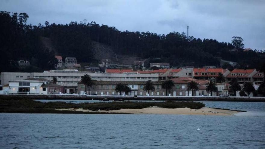 El islote de O Beiró, visto desde la costa de Castrelo, y con la isla de A Toxa al fondo. // Iñaki Abella