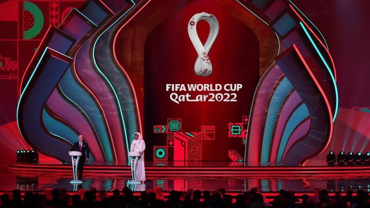 El presidente de la FIFA Gianni Infantino (izquierda) y el Emir de Qatar Sheikh Tamim bin Hamad al-Thani en la presentación de la Copa del Mundo 2022 en Doha el pasado 1 de abril de 2022.