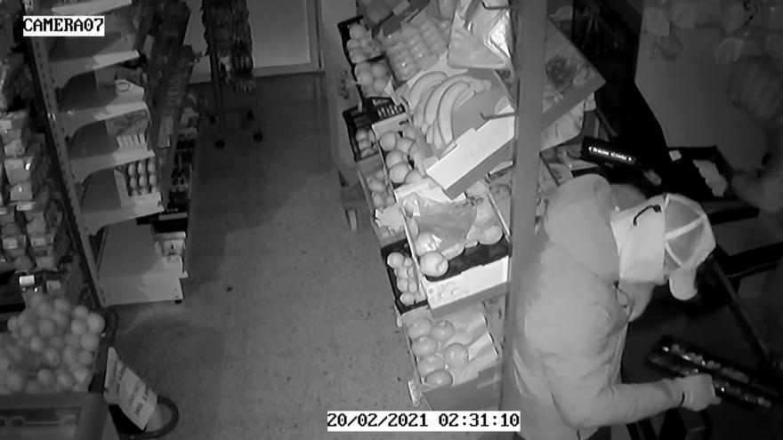 Así actuaban los tres detenidos por robar en dos supermercados de Benidorm con tapas de alcantarilla