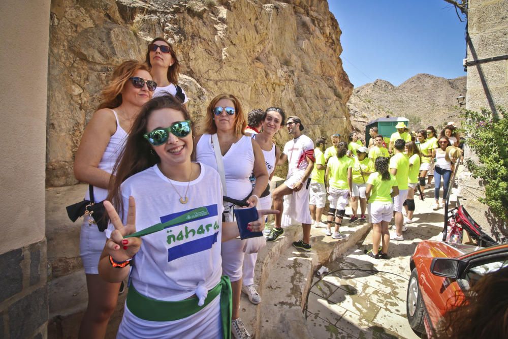 La ermita de San Roque congrega a decenas de personas para comenzar los festejos patronales y de Moros y Cristianos