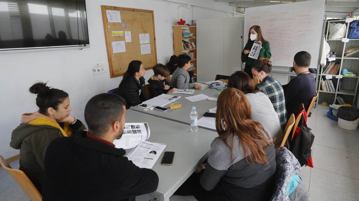 Refugiados ucranianos reciben clases de castellano en el centro de acogida.