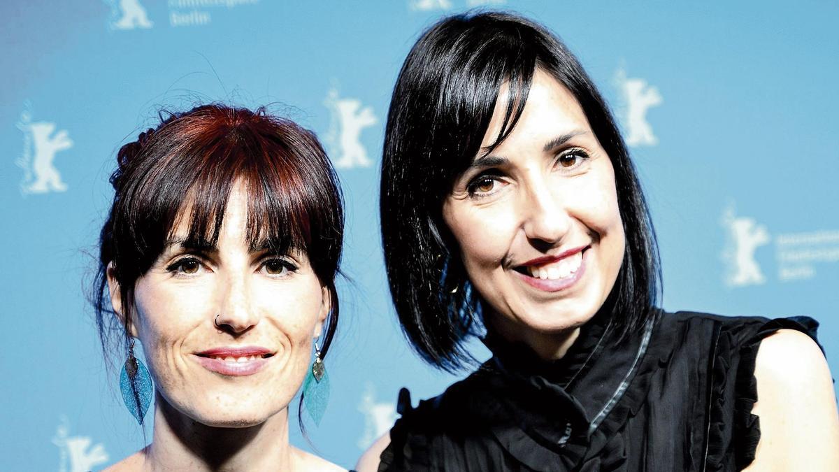Miriam Garlo (i) y Eva Libertad (d) en la Berlinale, donde estrenaron su película 'Sorda' con dos premios.