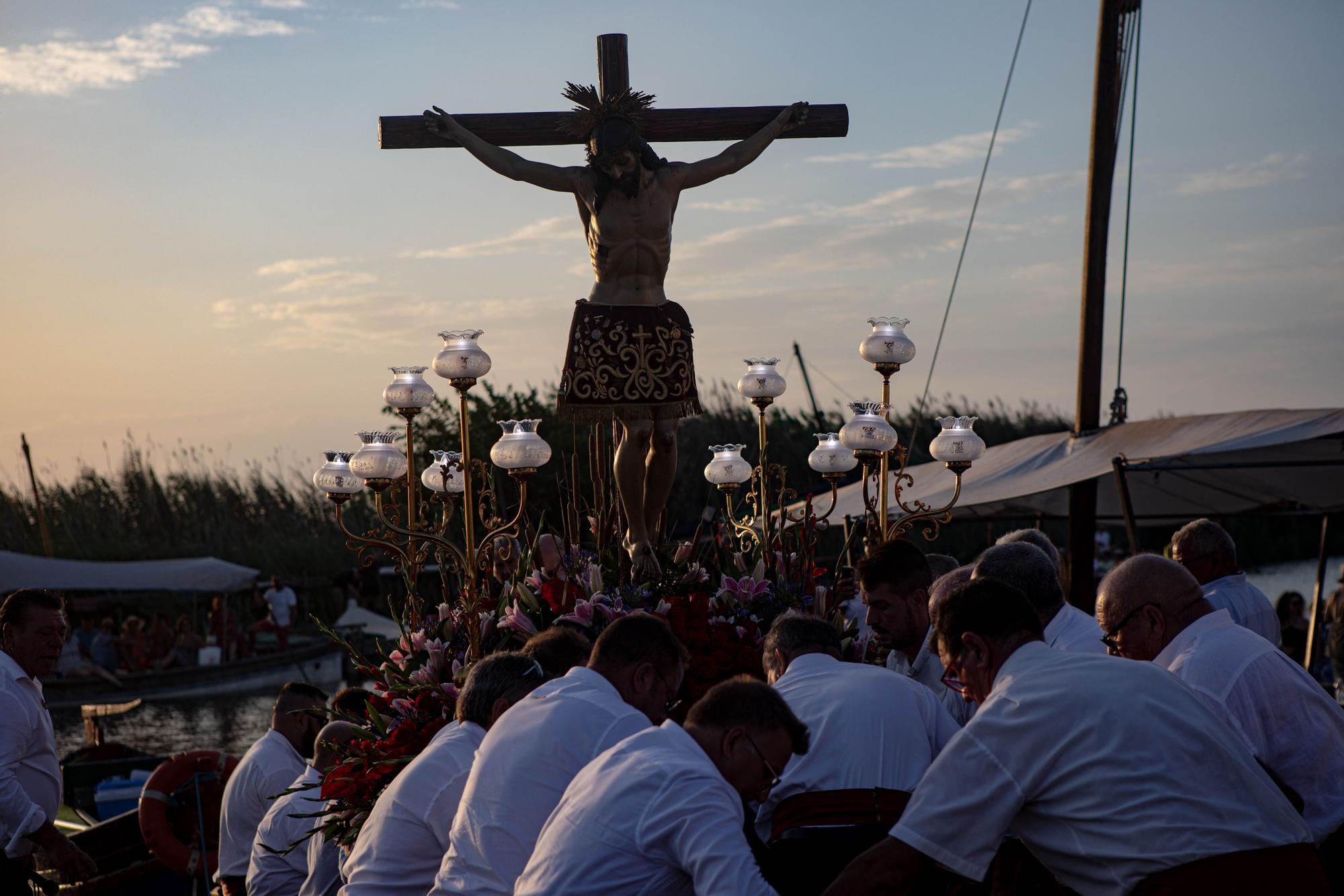 Así ha sido la romería en barca del Cristo de la Salud de El Palmar