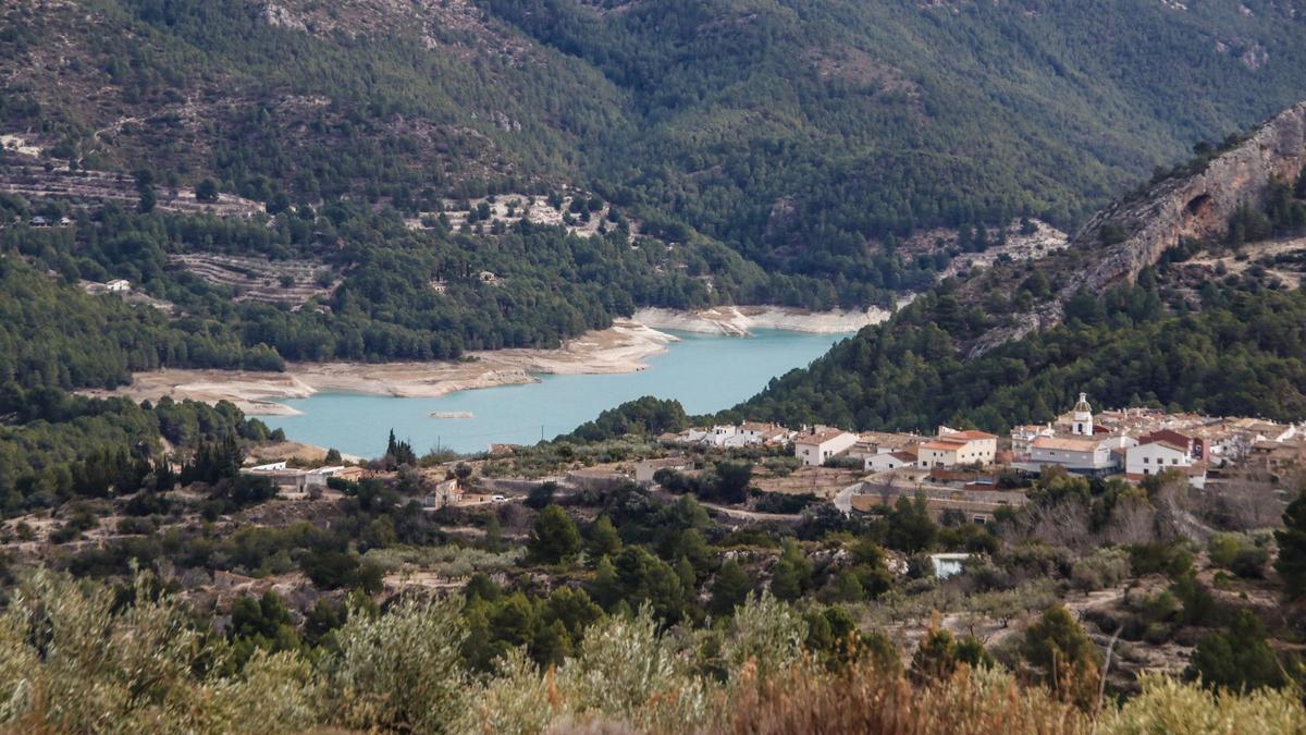 Vistas del pantano de Guadalest, uno de los pueblos más curiosos de Alicante. 