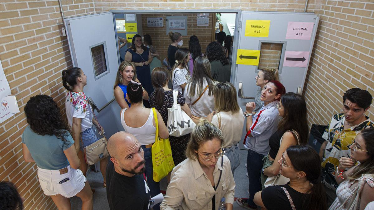 Docentes a la espera de examinarse en unas oposiciones en Alicante