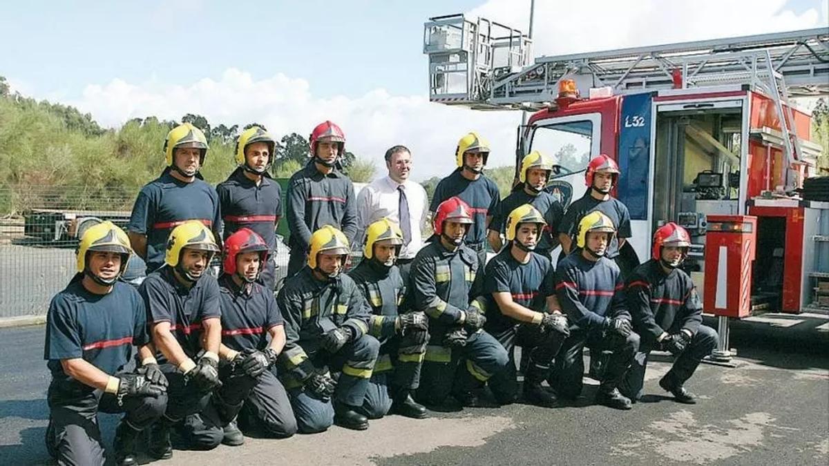 Fotografía de archivo de la primera plantilla del parque comarcal de bomberos de O Morrazo el día de su apertura, el 18 de agosto de 2006.