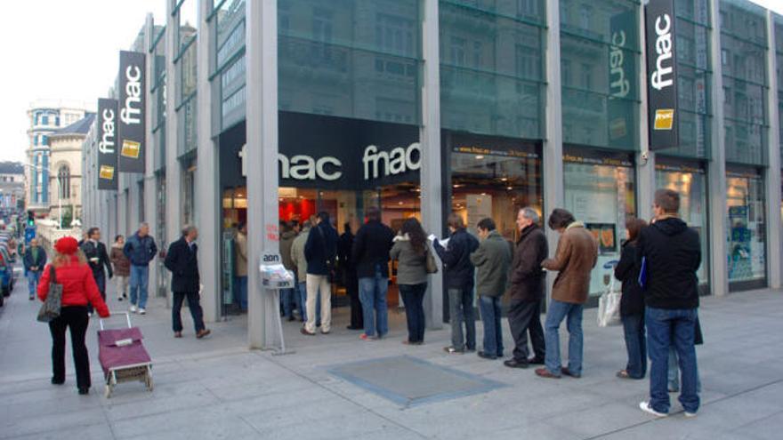 Gente haciendo cola para entrar en la Fnac.