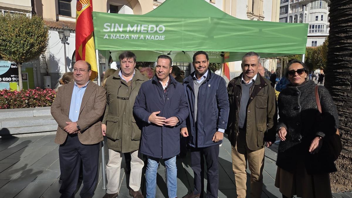 Garriga junto a Fernández y miembros de Vox, este miércoles, en Badajoz.