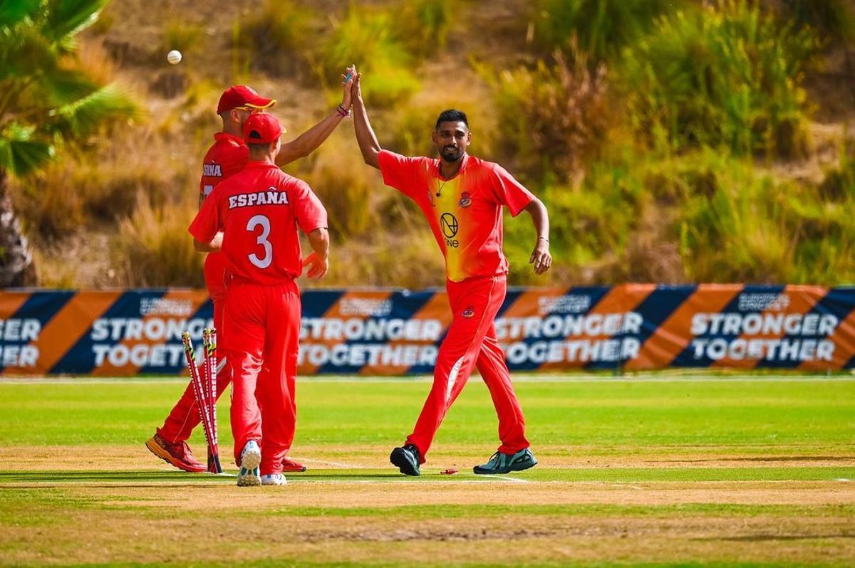 Los jugadoras de la selección española de cricket celebran un punto.