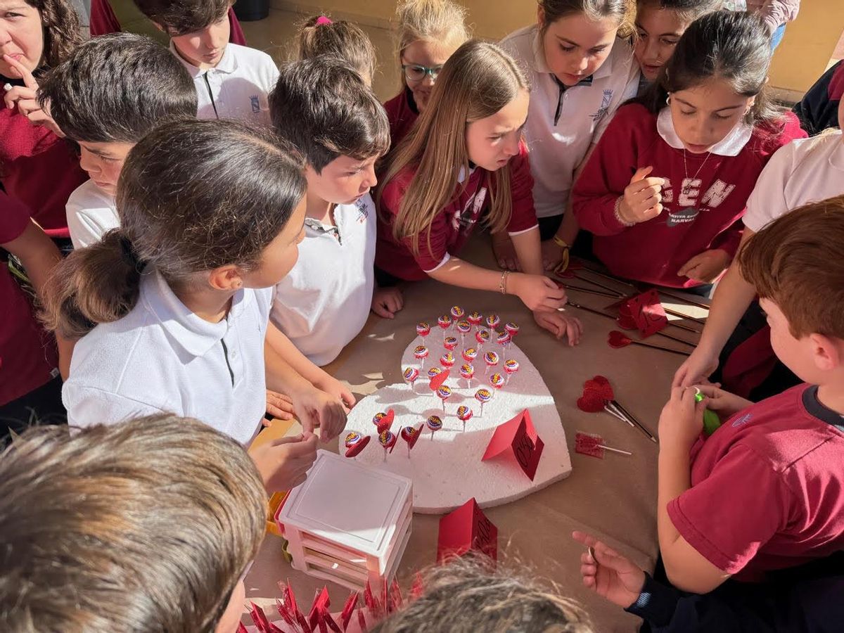 El alumnado de 5º curso de Narval durante uno de los mercadillos que se organiza en el centro para poner a la venta los productos elaborados por su cooperativa escolar.