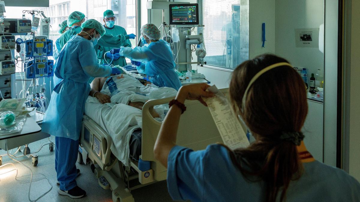 Sanitarios de las UCI del Hospital Universitario de Bellvitge luchando contra el  covid-19